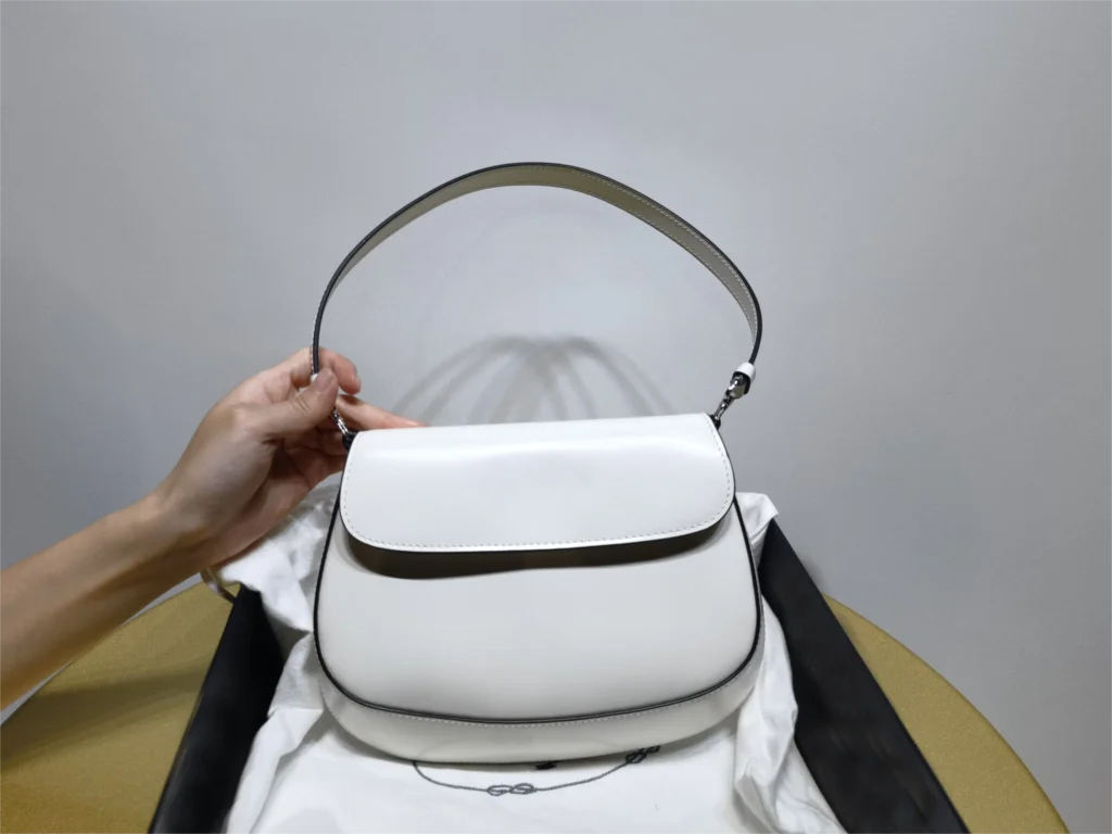 

Exquisite curve shoulder bag