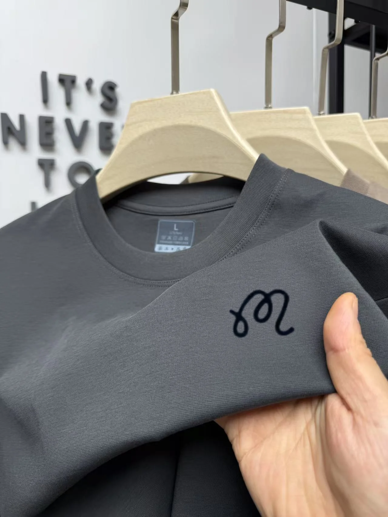 Modisches Herren-Sommer-T-Shirt, neu, bequem, atmungsaktiv, heiß begehrte Marke, exquisite Buchstabenstickerei, lässiges Kurzarm-Shirt