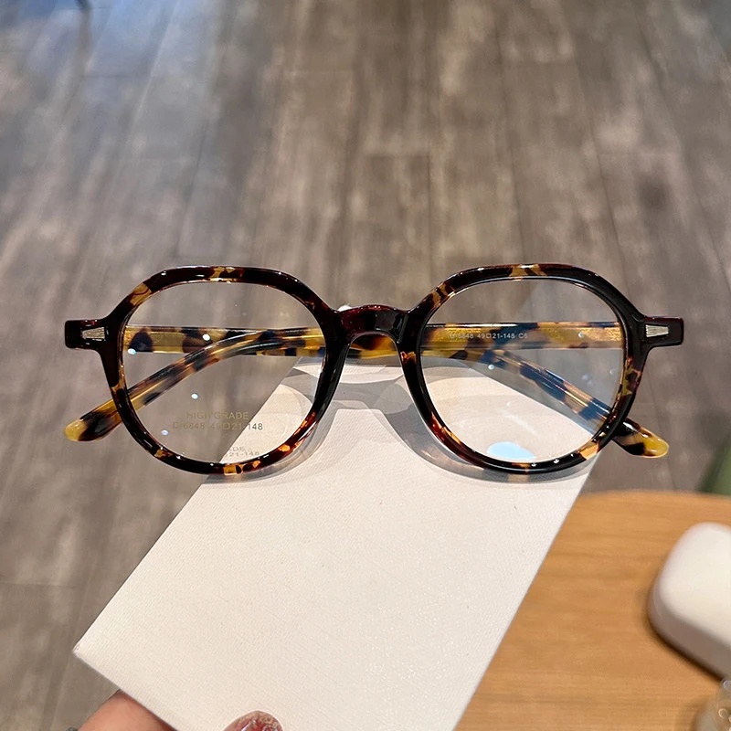 Occhiali vintage rotondi con lenti trasparenti e montatura dorata
