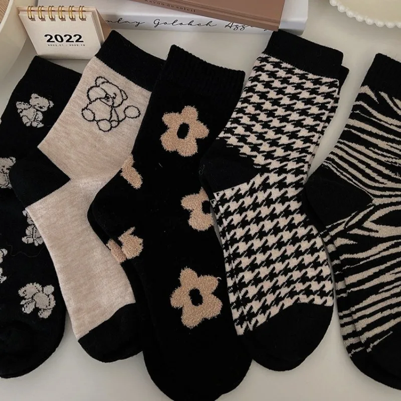 

5 Pairs of Black Vintage Floral Socks Women's Cute Mid Length Teddy Bear Socks Checkered Pile Stockings Absorbing Sweat
