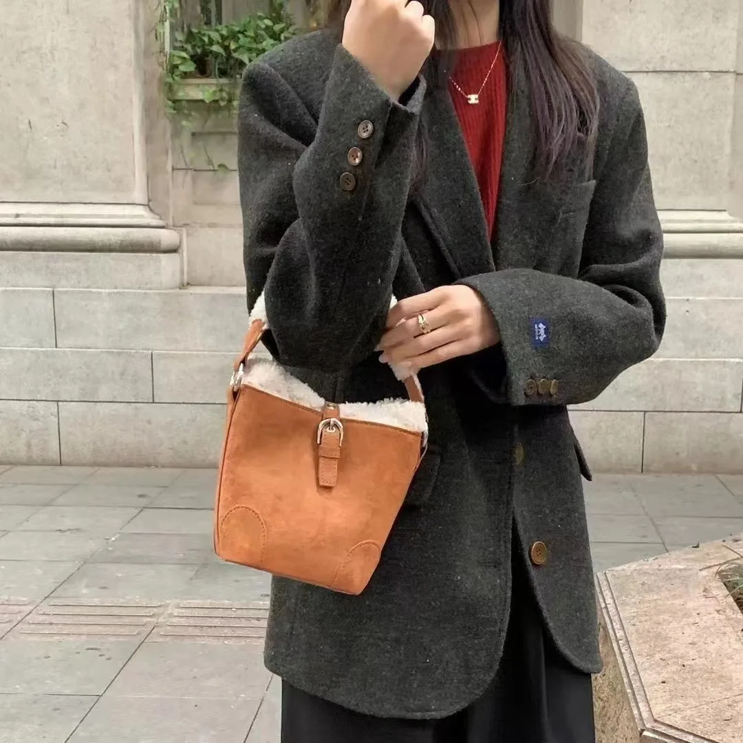 

Trend hot niche retro stitching suede handbag autumn and winter new lamb wool mini plush bag cute bucket bag crossbody bag