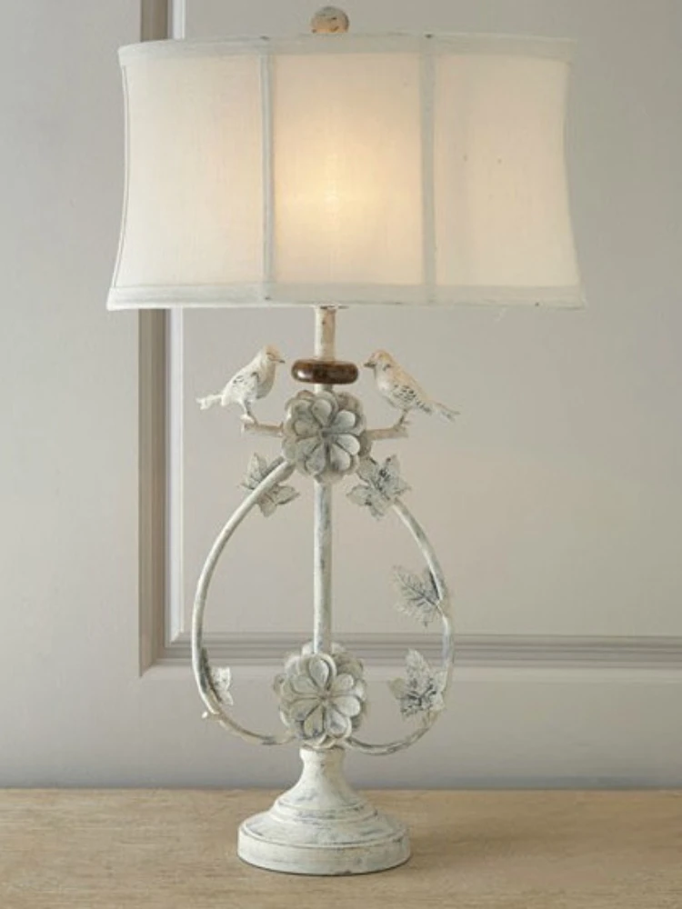 

New york Xiacheng Park imported soulmate French country washed white to make old table lamps for the lovebirds.