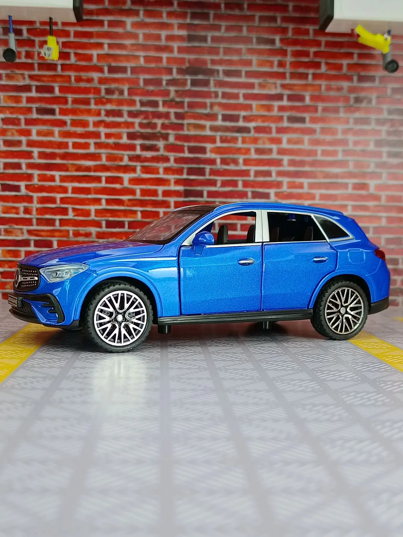 1:32 Mercedes-benz GLC400 SUV GLC Alloy Model Car Toy Diecasts Metal Casting Sound and Light Car Toys For Children Vehicle 5