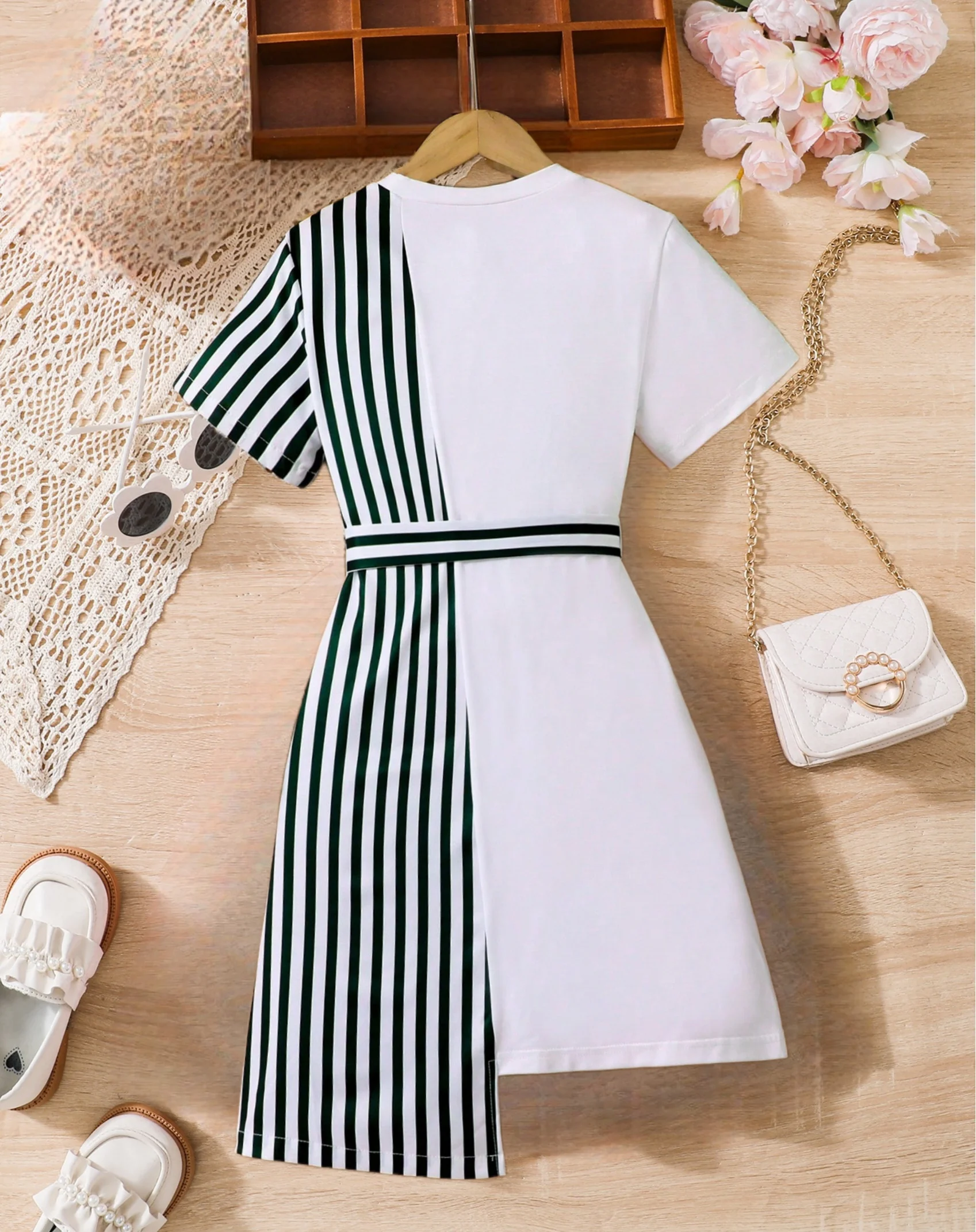 فستان بناتي مخطط باللونين الأبيض والأسود: تصميم حز...