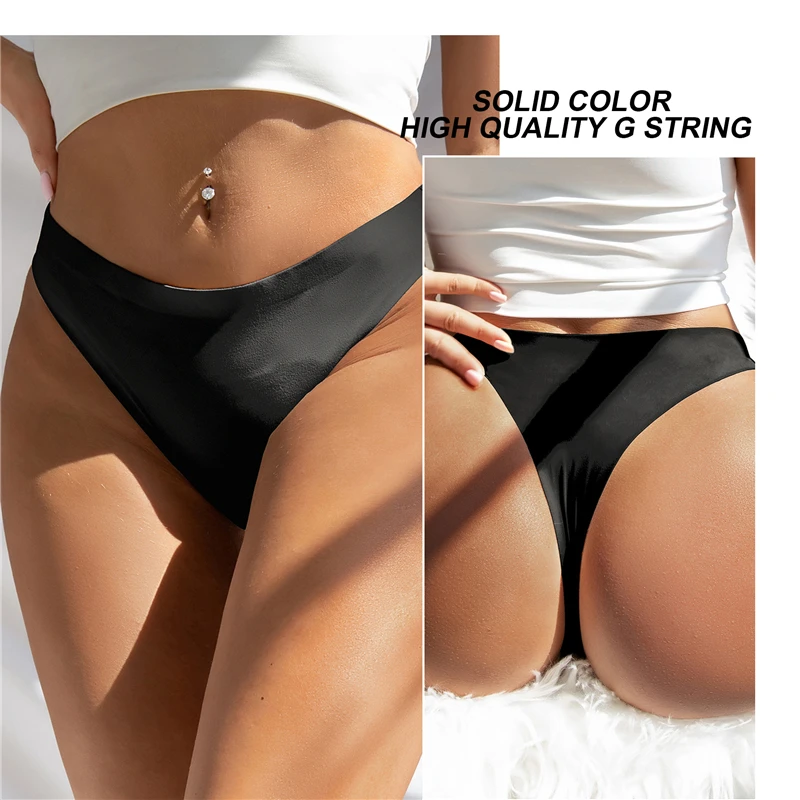 Ол қолымен кискасын мастурбациялайды