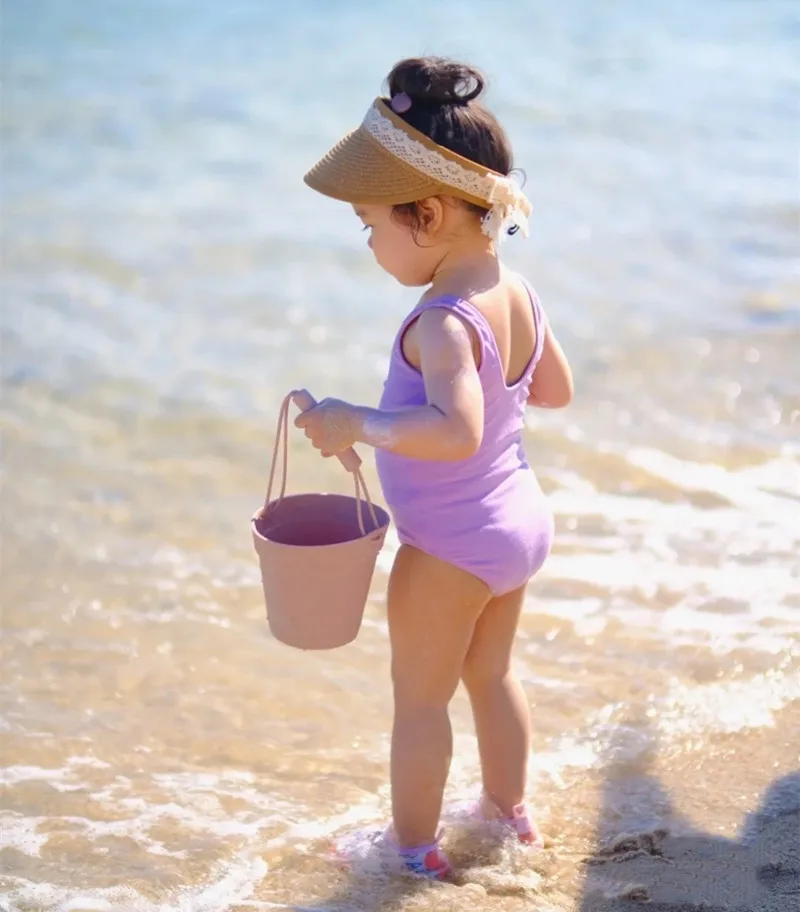 Set di giochi da spiaggia in silicone per bambini con secchiello_voghion.com