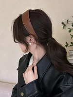 Retro Leather Wide Brim Hairband Women's New 2025 Autumn Winter Outdoor Versatile High Forehead Face Waing Hairband Headwear