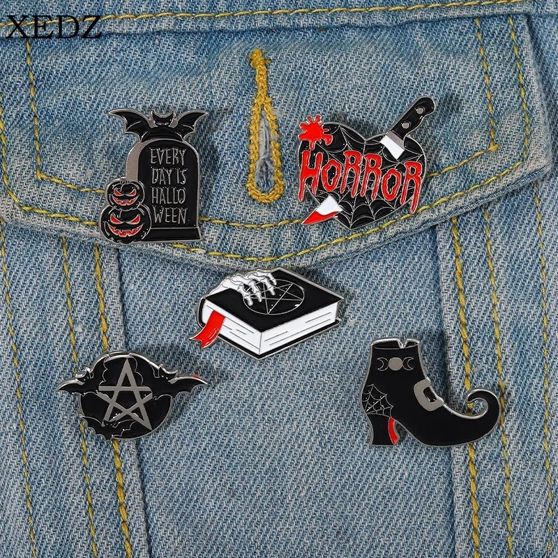 Everyday Is Hallo Ween Smalto Pin Spider Web Pugnale Strega Incantesimo Libro Spilla Distintivo Risvolto Moda Gioielli Punk Regali Per Gli Amici