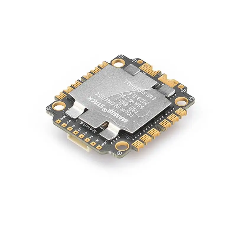 Carte de vol FURYF4OSD avec STM32F405 et ICM-42688-P pour drone FPV, entourée de câbles et de pièces de drone.