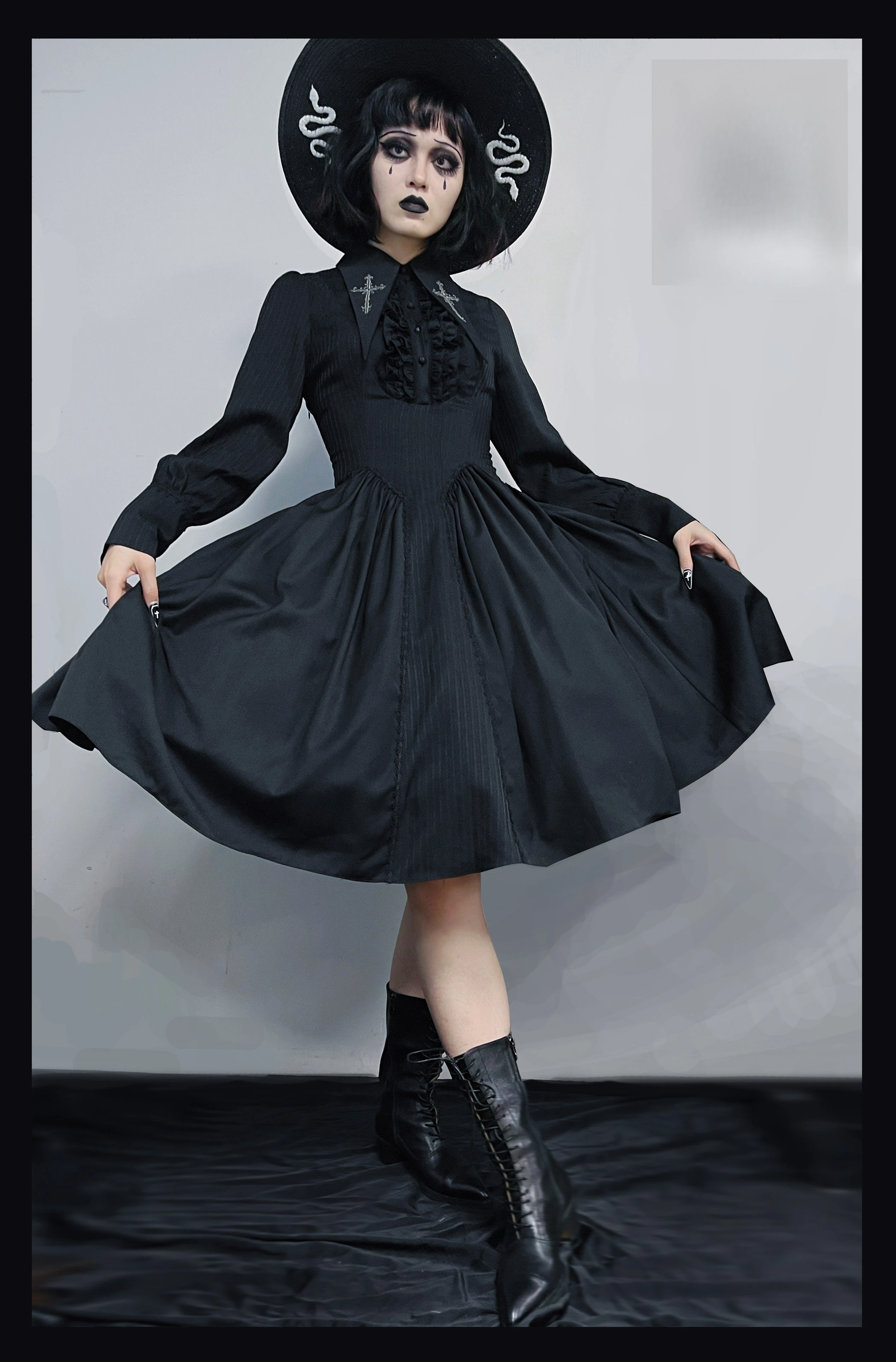 Ozz ポンチョ Gothic Lolita Redemption Song~Gothic Lolita OP Dress Cross Embroidery Tiered Hem