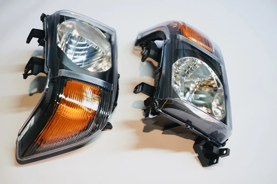 مصابيح أمامية لتويوتا لاند كروزر LC76