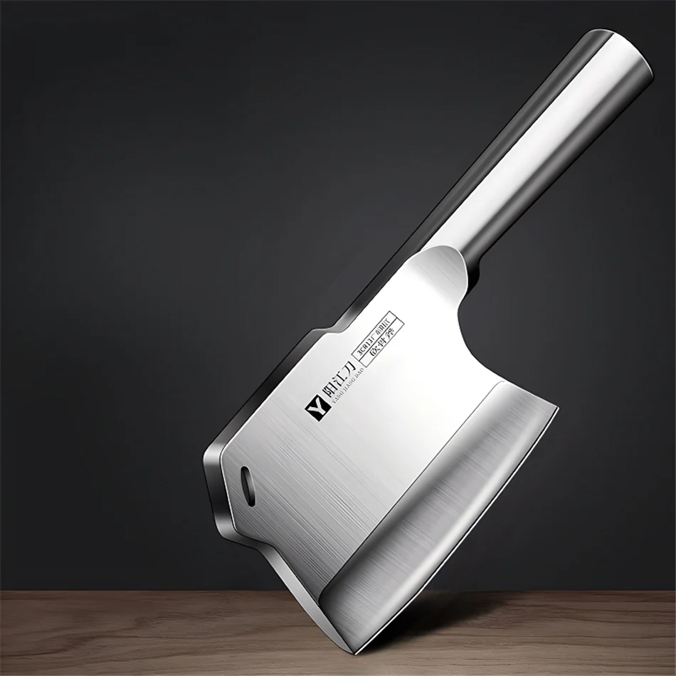 Puni prikaz kovanog sjekira na rustikalnoj površini