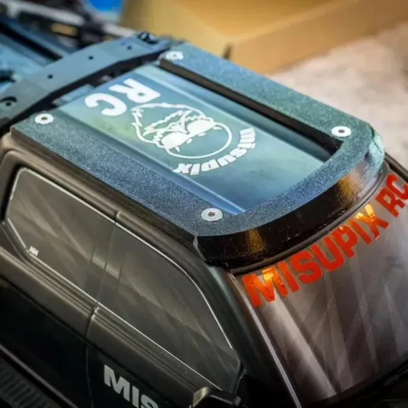 Bande anti-dérapante pour toit d'Arrma Big Rock 223S, assurant une adhérence optimale en tout-terrain.
