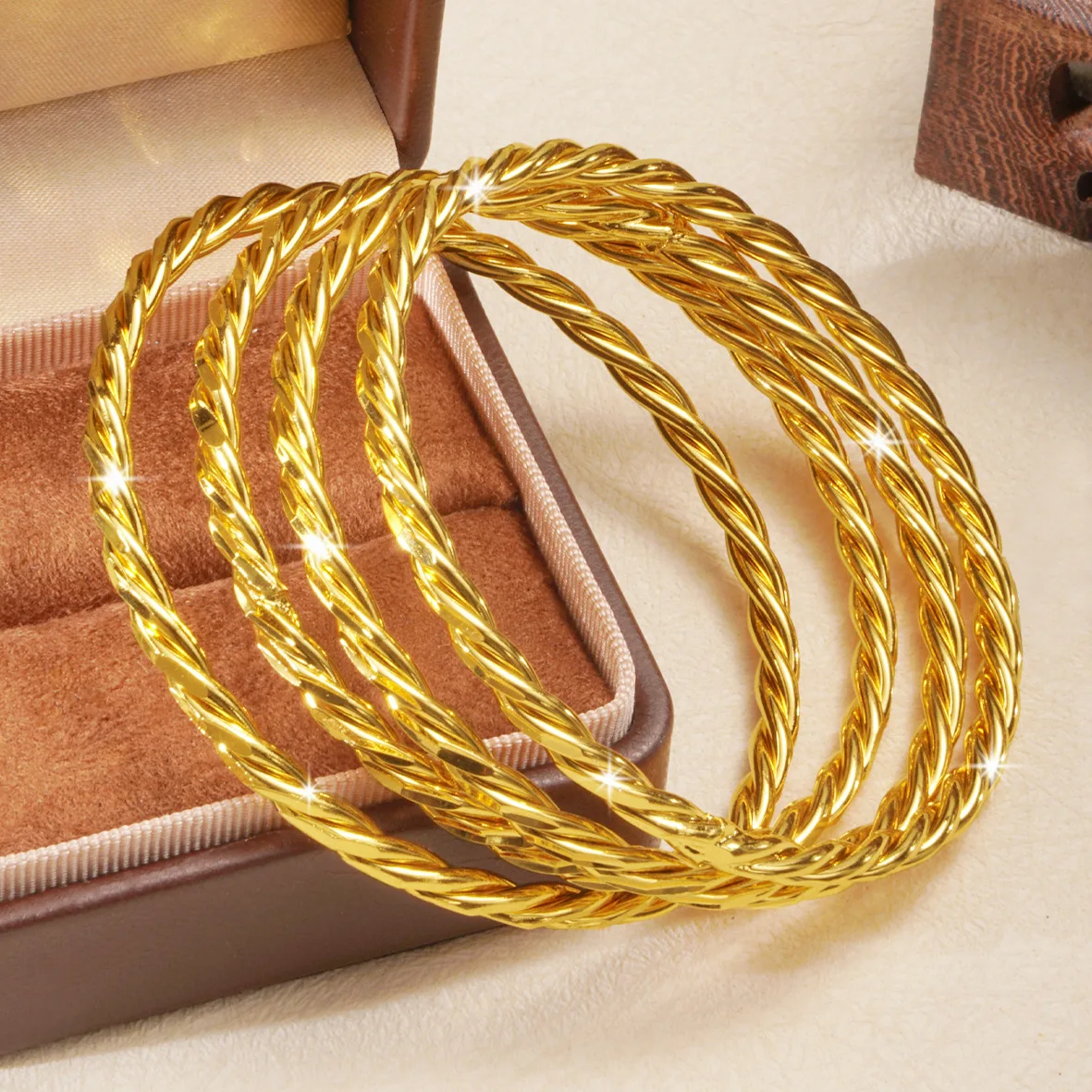 4 Stück Dubai 24K Goldfarbene Armreifen für Frauen, afrikanischer Twist-Schmuck, Armbänder, brasilianische indische Hochzeits-Designer-Armbänder, Geschenke – Detail 12