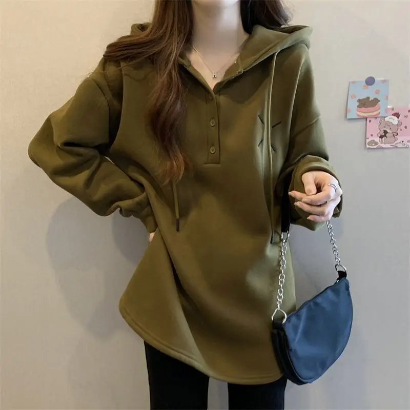 Doppelseitiges deutsches Samt-Langarm-T-Shirt mit Knopf und Kapuze für Damen im Herbst und Winter 2022, neues lockeres, schlankes Oberteil für Damen – Detail 5