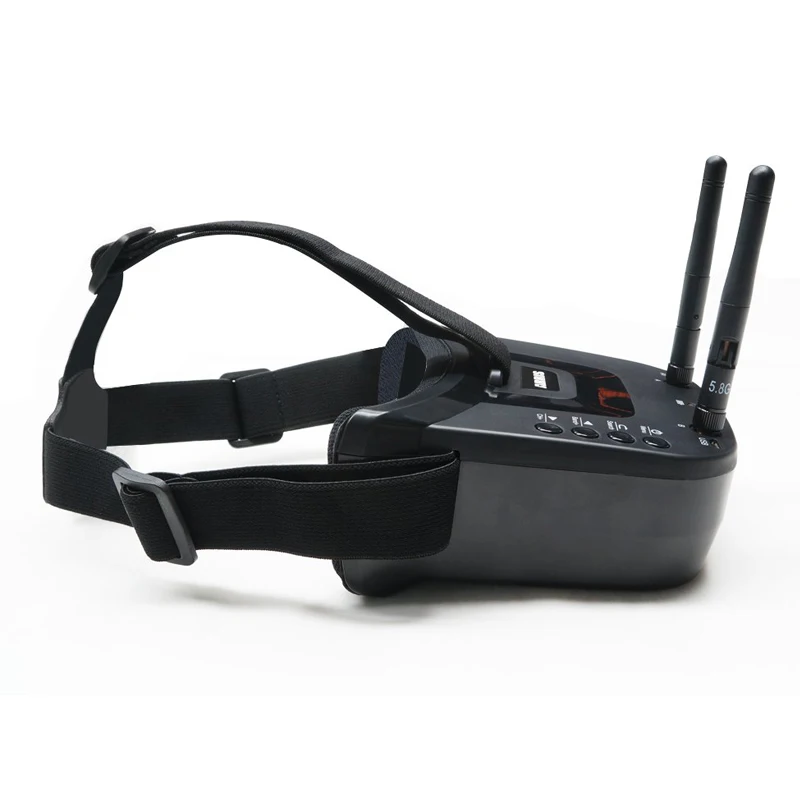 Utilisateur portant le casque vidéo pour drone FPV LS-VR009, mains sur la télécommande