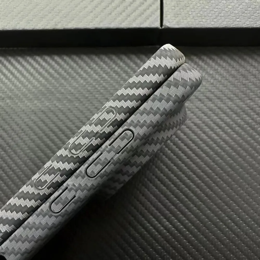 Dual-Color Carbon Fiber Pattern Anti-Drop Hard Case with Shockproof Bumper