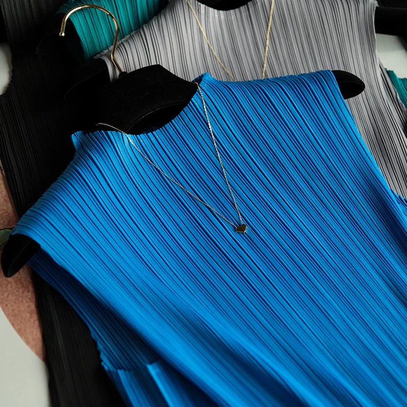 ★SIO★PLEATS SLEEVELESS TOP [BLUE]★正規品/韓国送料込 YUDX Miyake Pleated Classic Tops Sleeveless Bst T-shirt