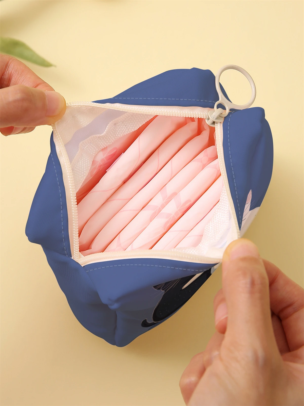 Cat printed sanitary napkin storage bag, women's lightweight tissue bag, sanitary tissue bag