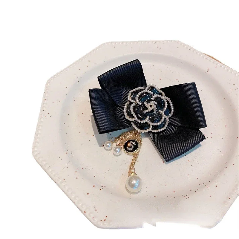 Spilla Camelia Con Fiocco E Catena Pendente – Perle E CZ – Per Donna E Ragazza