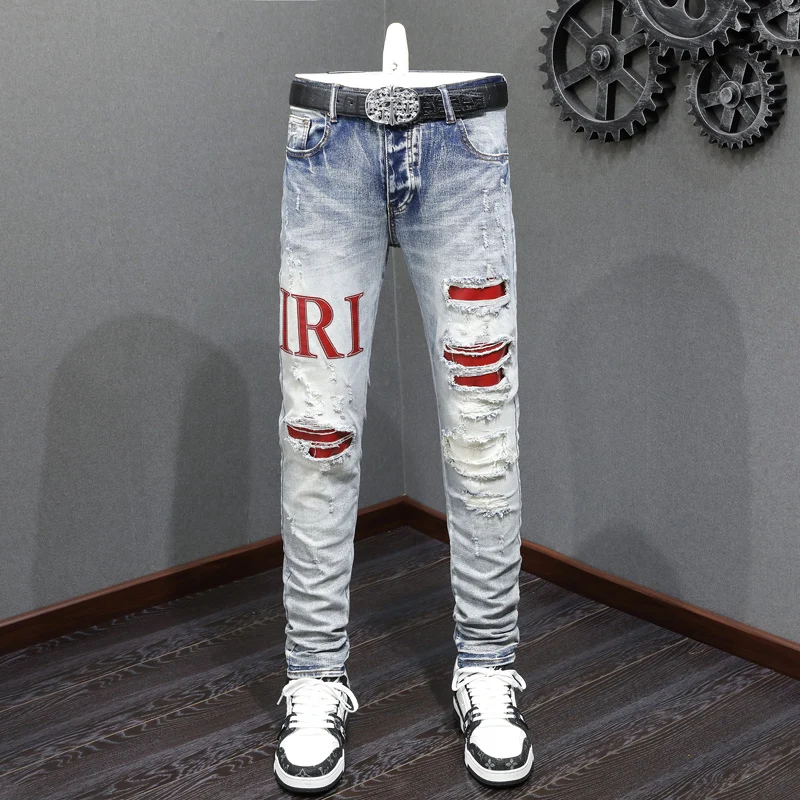 

Street Fashion Men Jeans Retro Light Blue Stretch Skinny Fit Ripped Jeans Men Red Leather Patched Designer Hip Hop Brand Pants