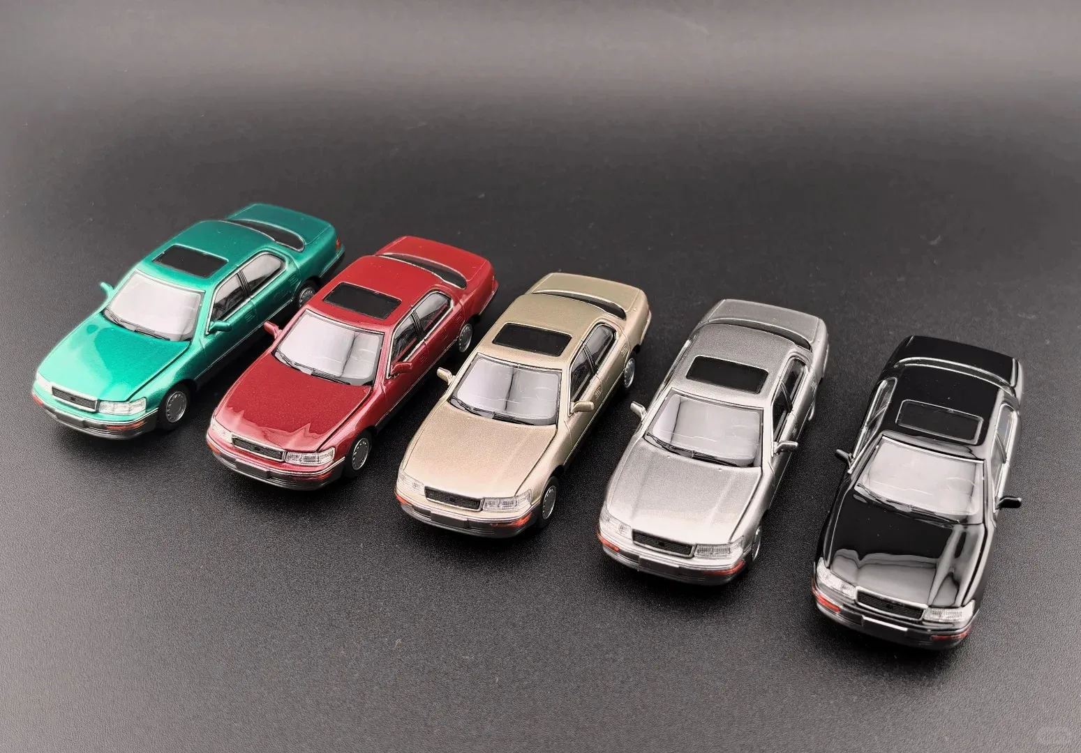 새로운 재고 있음 Fine Works 1:64 Lexus Ls400 (Ucf10) 합금 미니어처 다이캐스트 모델 Lexus Ls400 세단 자동차 모델 장난감 어린이 선물