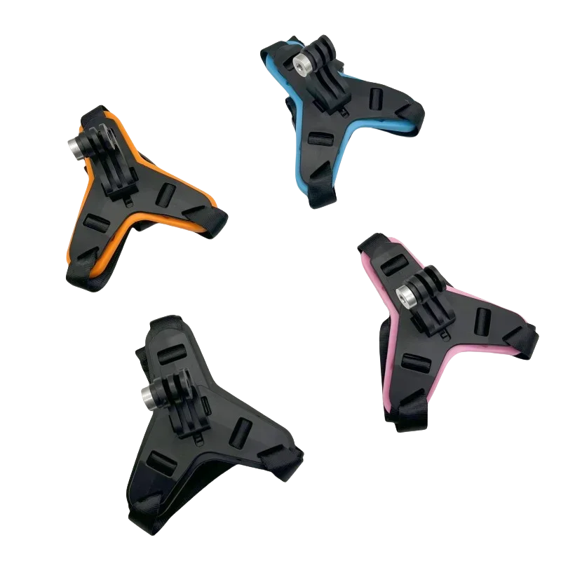 Vue rapprochée du support menton casque moto avec DJI Osmo Action montée