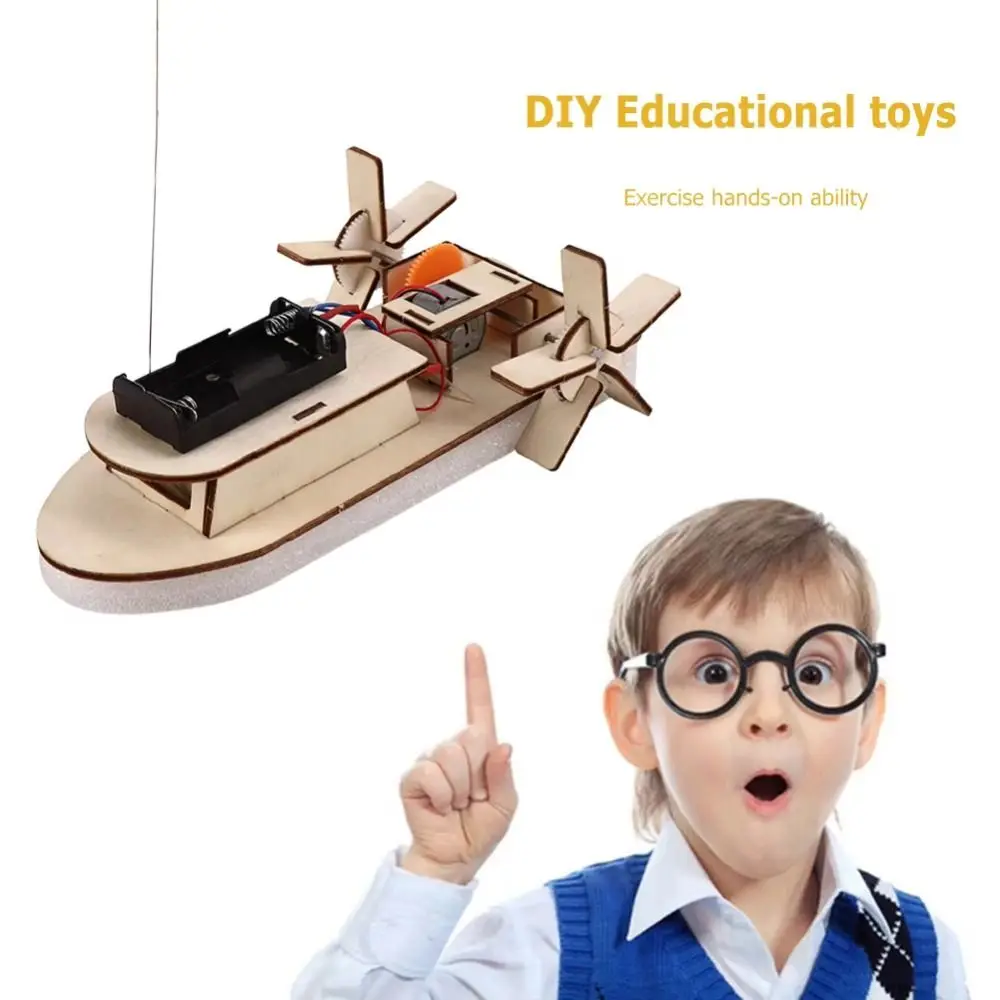 Assemblage du kit bateau RC à construire soi-même, enfant collant les pièces en bois