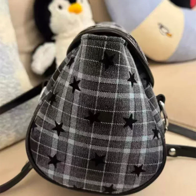 Modische Y2k-Umhängetasche, Unterarmtasche im Flap-Stil, Damenhandtasche im Preppy-Stil, kariertes Muster, Stern-Dekor, große Bowling-Tasche – Detail 10