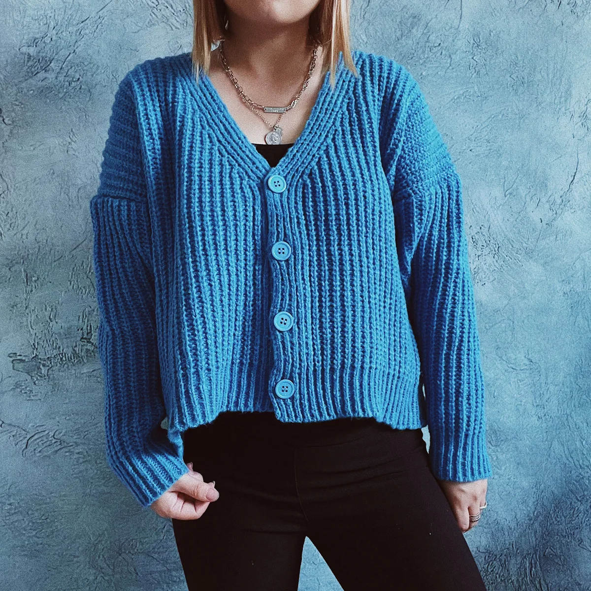 

Женский трикотажный свитер с V-образным вырезом, однотонный