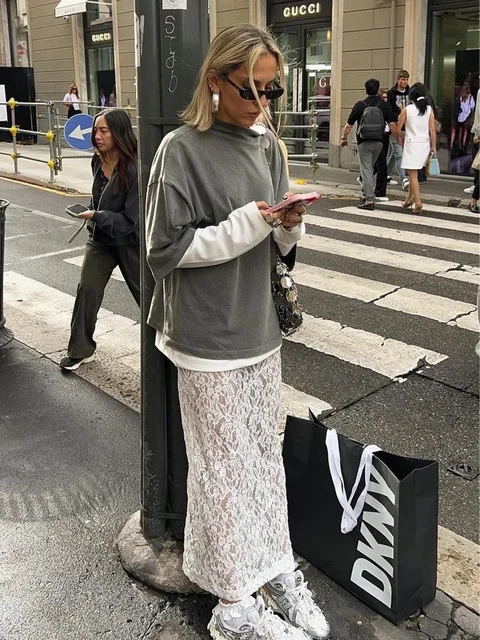 Saia Flare Branca Perspectiva Sexy: O Estilo Perfeito para o Verão 2 Saia Flare Branca Perspective