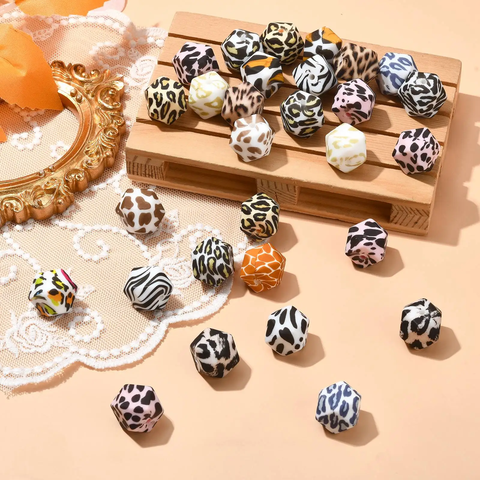 50 Stück zufällige 14mm Silikon perlen Tier druck fokale Perlen bunte Tier Sechseck perlen für DIY Perlen Schmuck herstellung – Detail 7