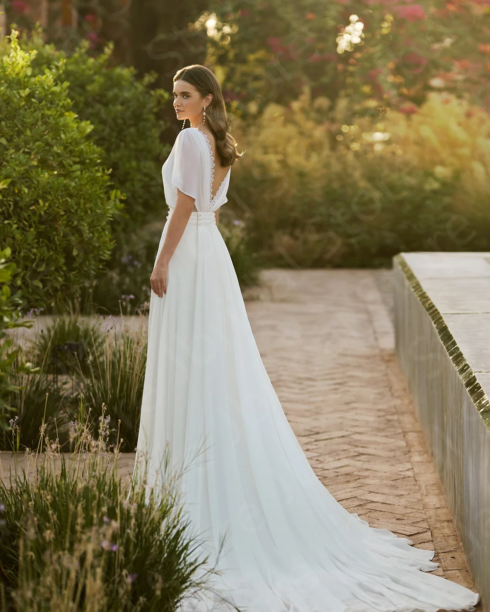 Customized Modern Summer White Wedding Dresses 2024 Bridal Gowns Back Out Bride Dress Round Neck Boho Wedding Gowns Lace Beach