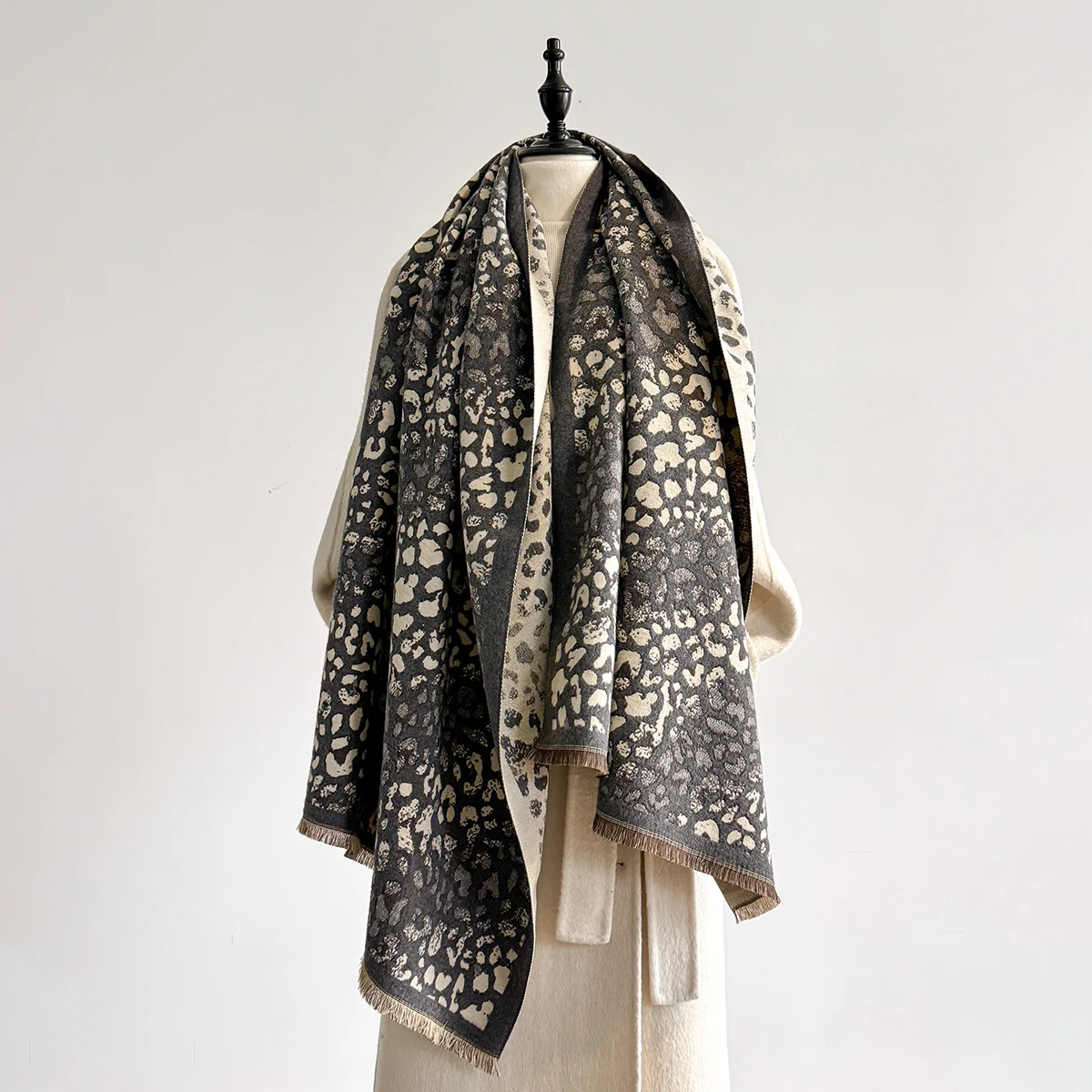 2025 Design Leopard Printed Cashmere Scarf Women Winter Pashmina Shawls And Wraps Thick Warm Bufanda Stoles Blanket Luxury