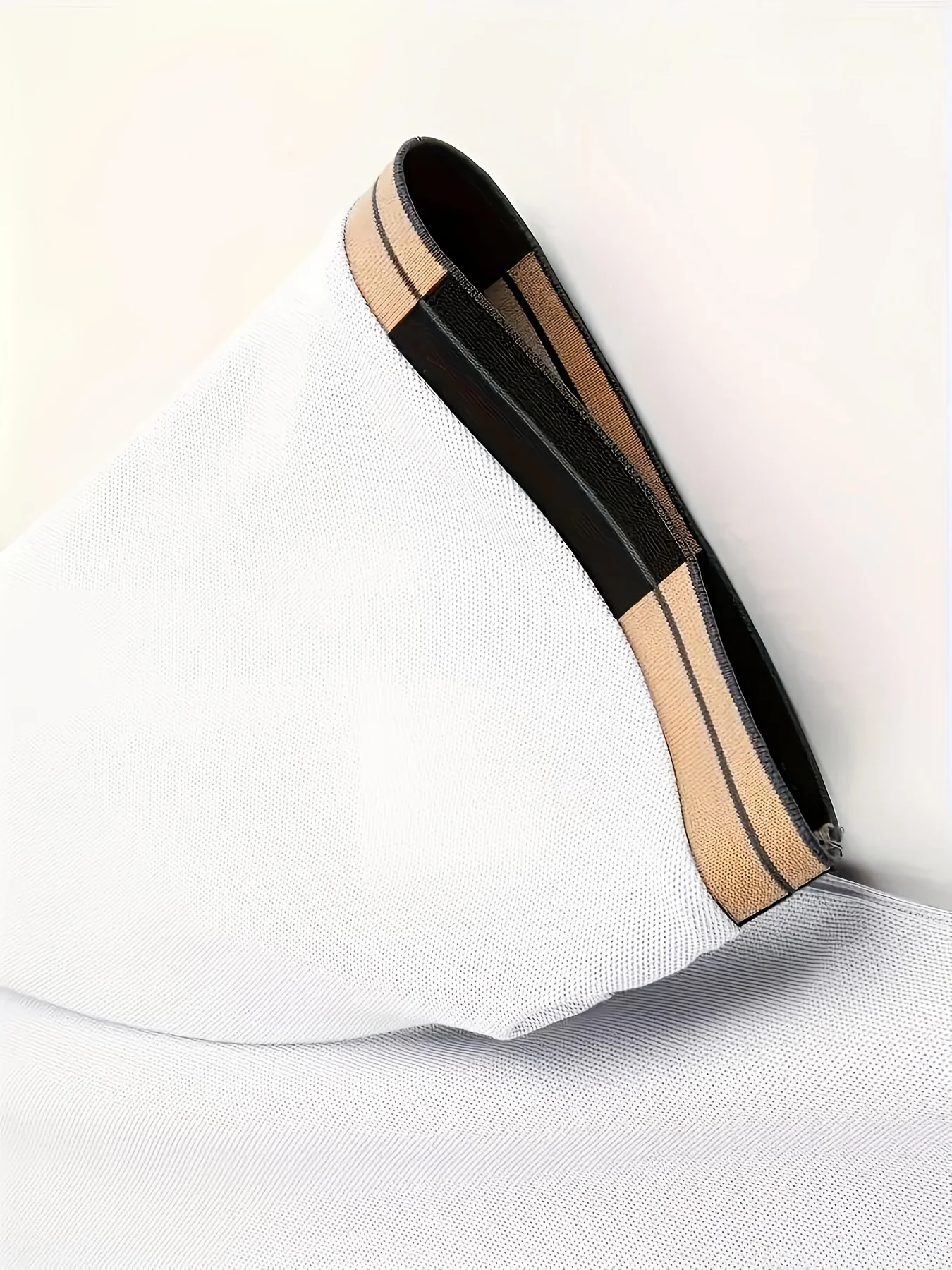 Polo bianca minimalista con colletto decorativo e striscia sulle maniche - immagine 5