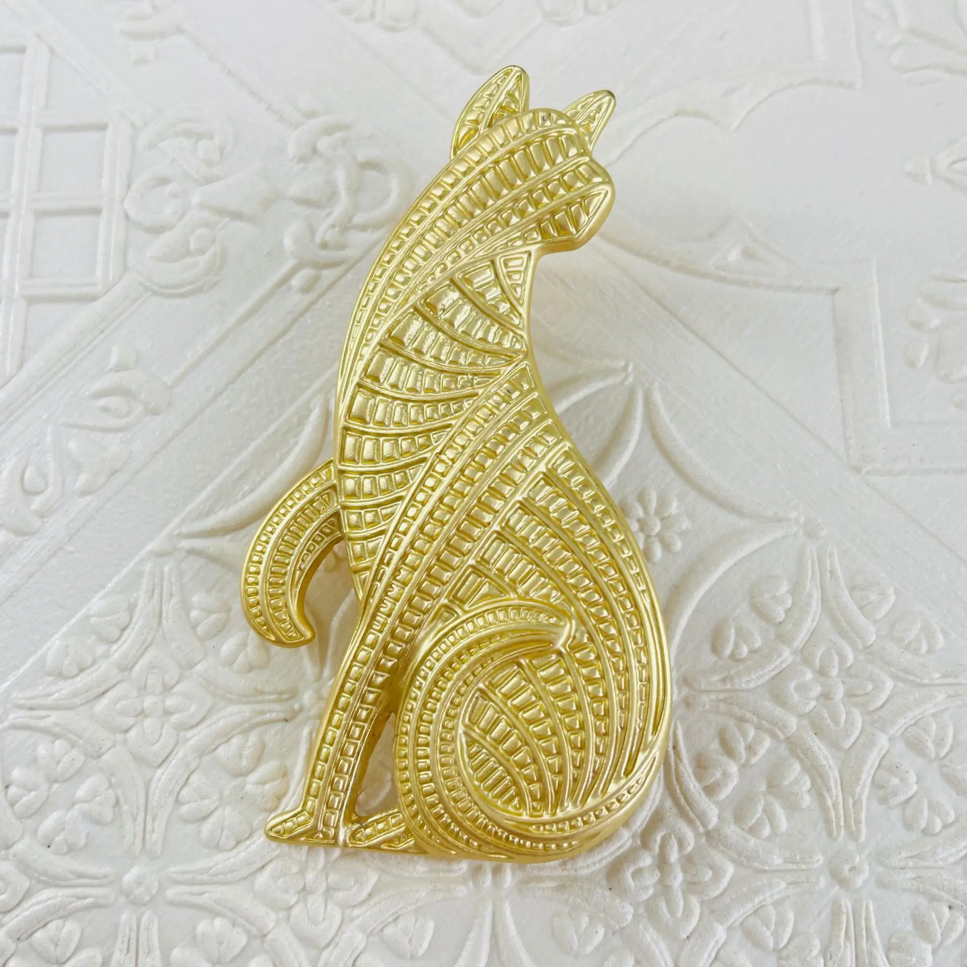 

European and American fashion retro looking back at cats making old brooches