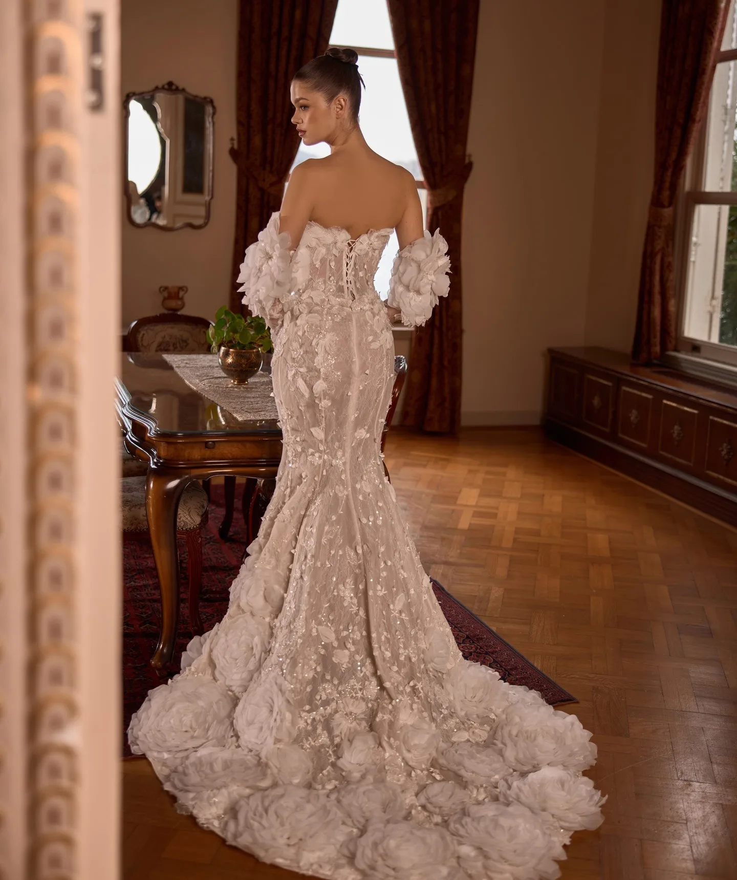 Romantic Lace Appliques Wedding Dresses Sweep Train Mermaid Bridal Gowns Hand Made Flowers Customized Formal Party