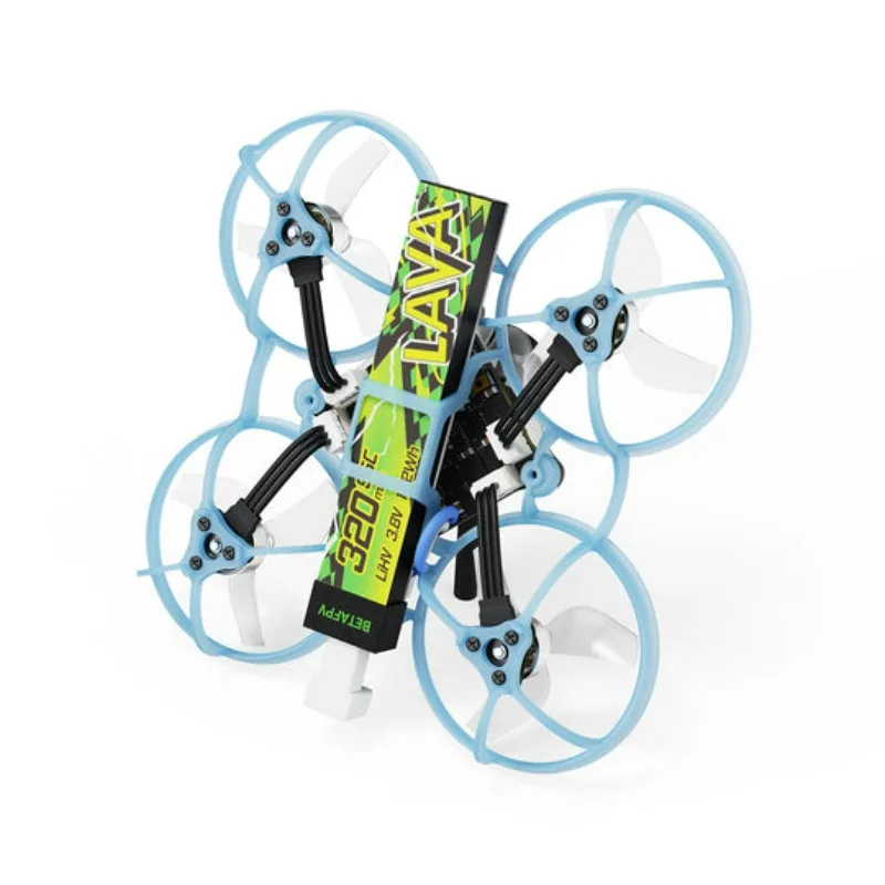 Pilote portant des lunettes FPV lançant le Drone FPV Micro Air65 II 1S 65mm Whoop dans un parc, avec des arbres en arrière-plan