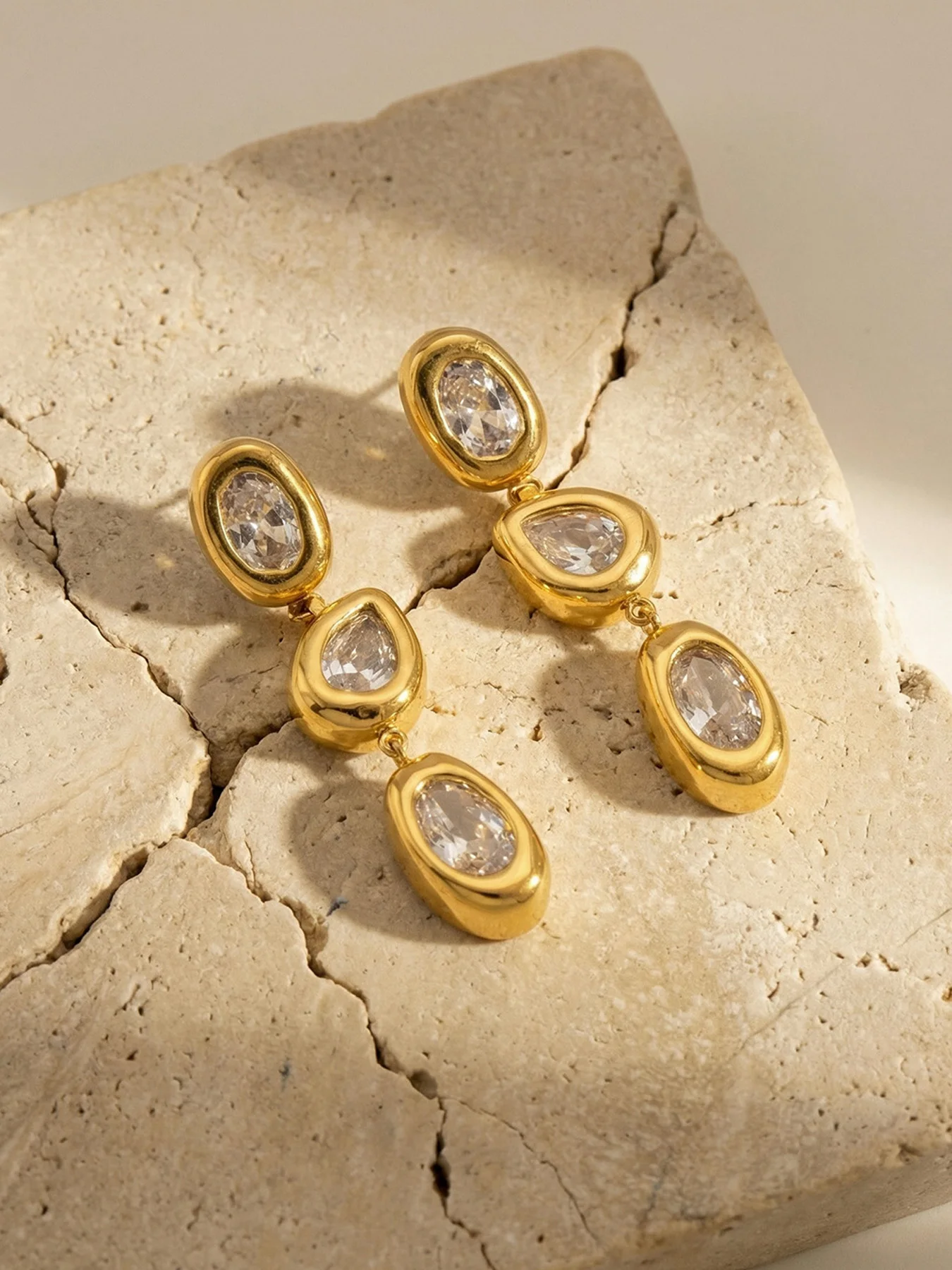 Dreifache CZ Zirkonia Tropfen-Ohrringe für Damen 18k Vergoldet mit Klaren Zirkonia Hängeohrringe Edelstahl Ohrstecker – Detail 5