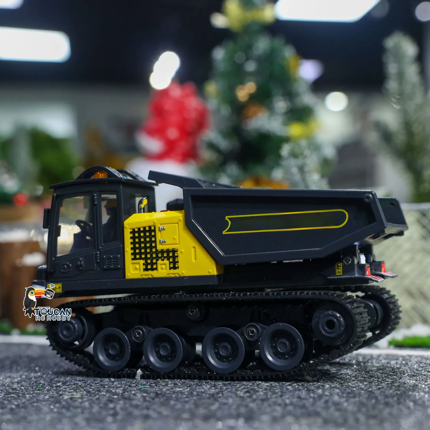 Vue arrière du camion benne électrique RC 1/50 YIGONG T14R RTR avec feux arrière et plaque d'immatriculation.