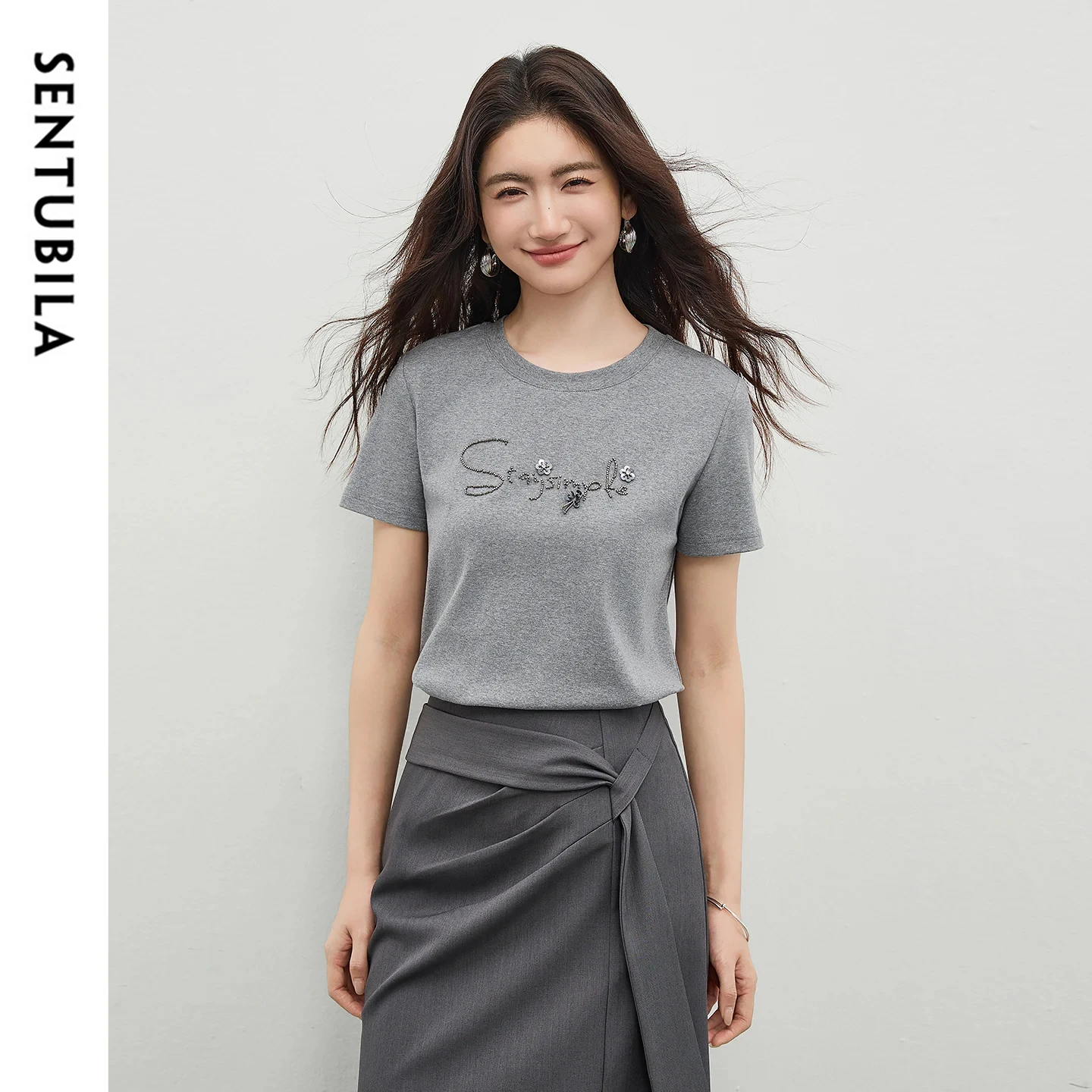 SENTUBILA Sommer Kurzarm-T-Shirts für Damen 2026 Lässige Baumwollmischung Perlenbesetztes Buchstaben-Pailletten-Stricktop Damenkleidung 162TG5407