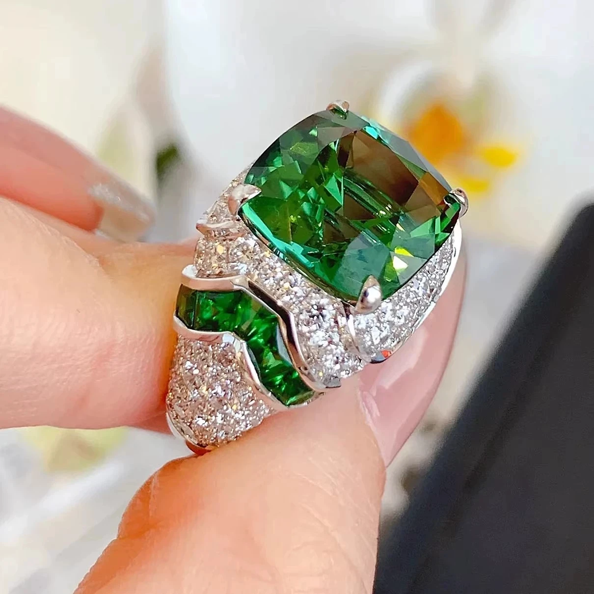 

Women's High Quality Retro-style High-carbon Diamond Emerald And Sapphire Cocktail Rings