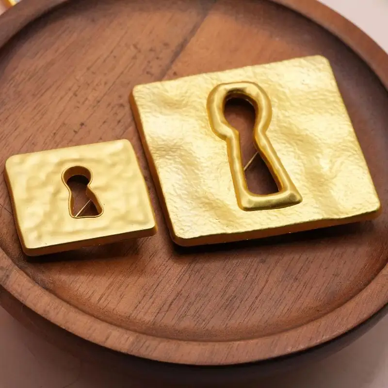 Plissierte Teufelsauge-Brosche aus Legierung, Schlüssellochform, glasiert, luxuriöser Anstecker, trendige Quasten, Bankett-Kleidung, Metallnadel – Detail 5