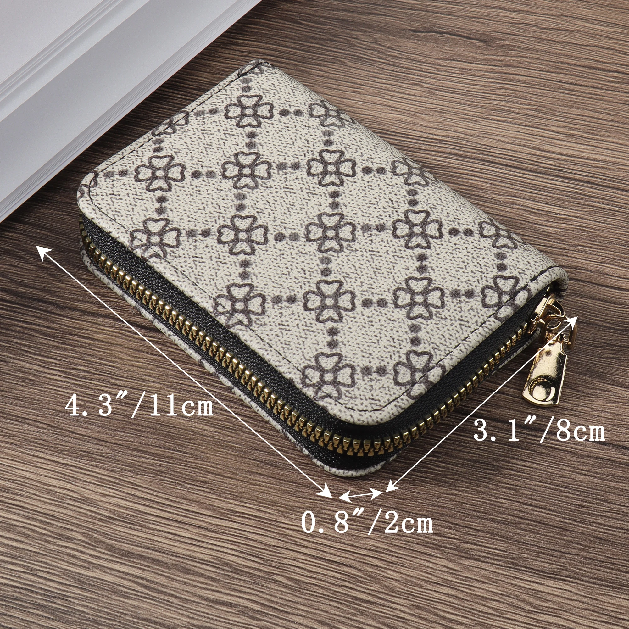 Women's Minimalist Zippered Clutch Wallet - Stylish and Sleek Design