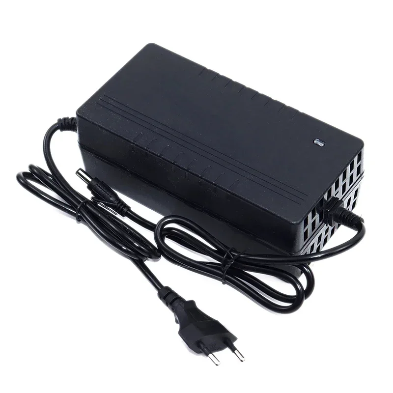 Câble DC5.5 2.1mm branché sur le chargeur multiport 25.2V 2A, vue détaillée du connecteur