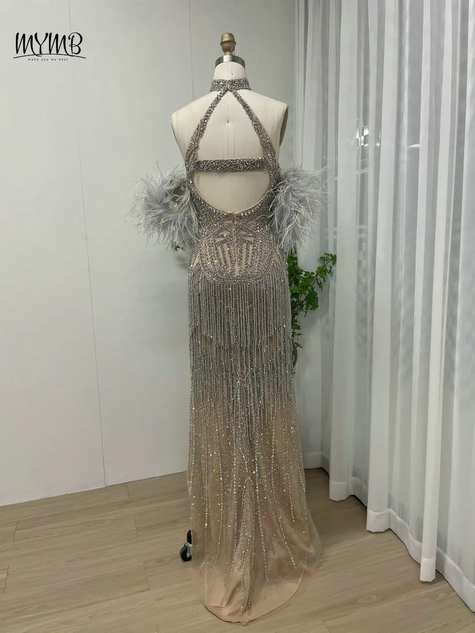 MYMB Nude Sexy High Slit Mermaid Dubai Formelles Partykleid für besondere Anlässe Luxuriöses trägerloses Perlen-Federn-Quasten-Abendkleid – Detail 12