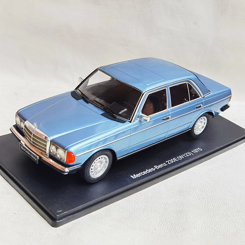 Voiture miniature Mercedes 230E W123 1975 hellblau-metallic KK-Scale 1:18 Metallmodell (Türen, Motorhaube... nicht zu öffnen!) sur