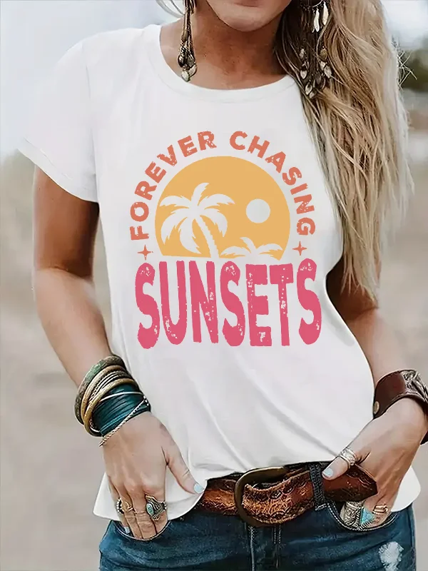 

Forever Chasing Sunsets Slogan Women T-shirt Vinatage Elegance Fashionable Setting Sun Coconut Palm Print Beach Party Girl Tee