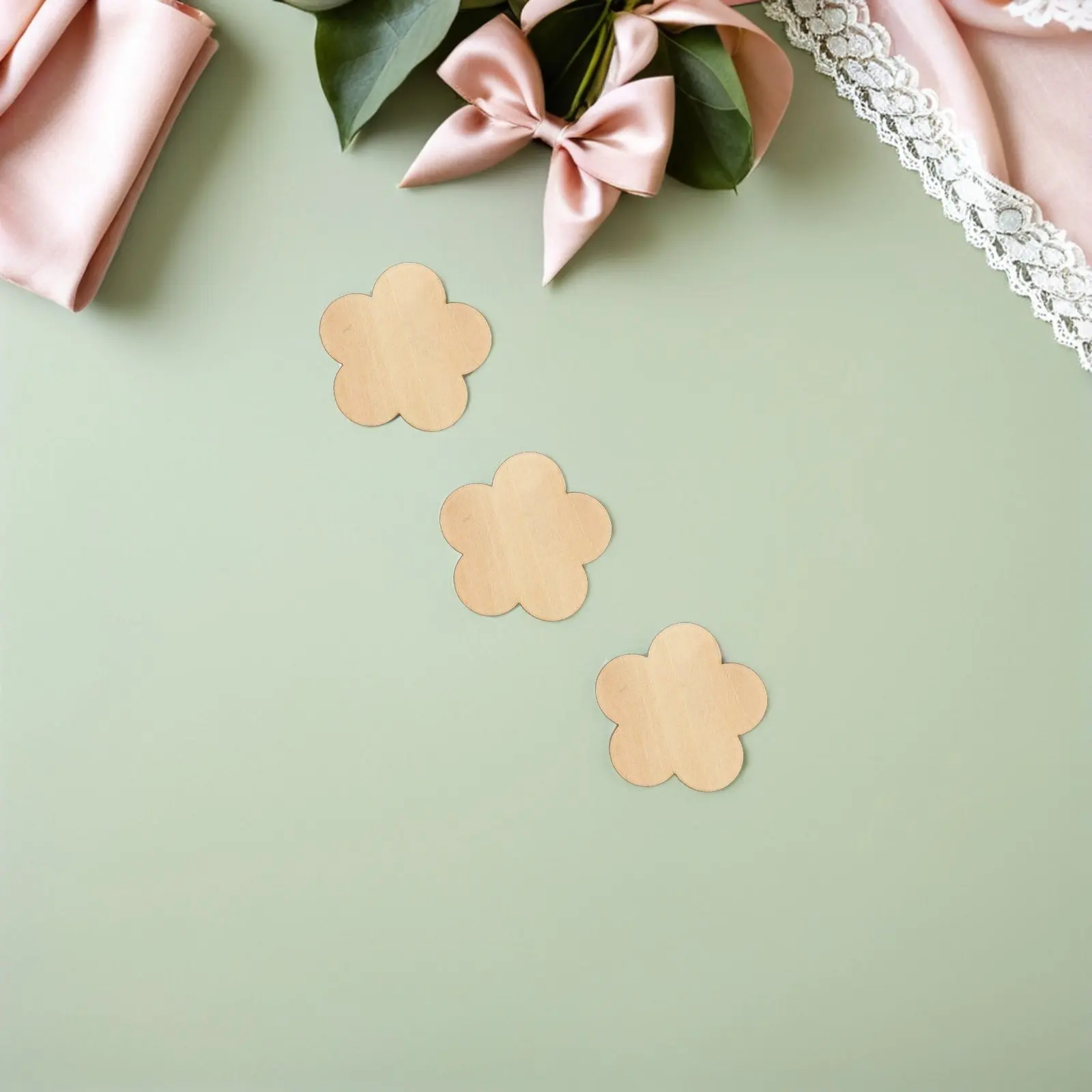 30Pcs 나무 꽃 컷아웃 매화 꽃 미완성 나무 조각 결혼식 홈 장식 DIY 공예 프로젝트 천연 나무
