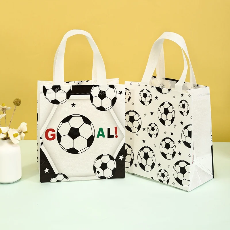 4 Stück Geschenktüten im Fußball-Stil, Vlies-Tragetaschen mit Fußball, Mehrzweck-Geschenkverpackungszubehör, Goody Bag, Geburtstagsfeier – Detail 7